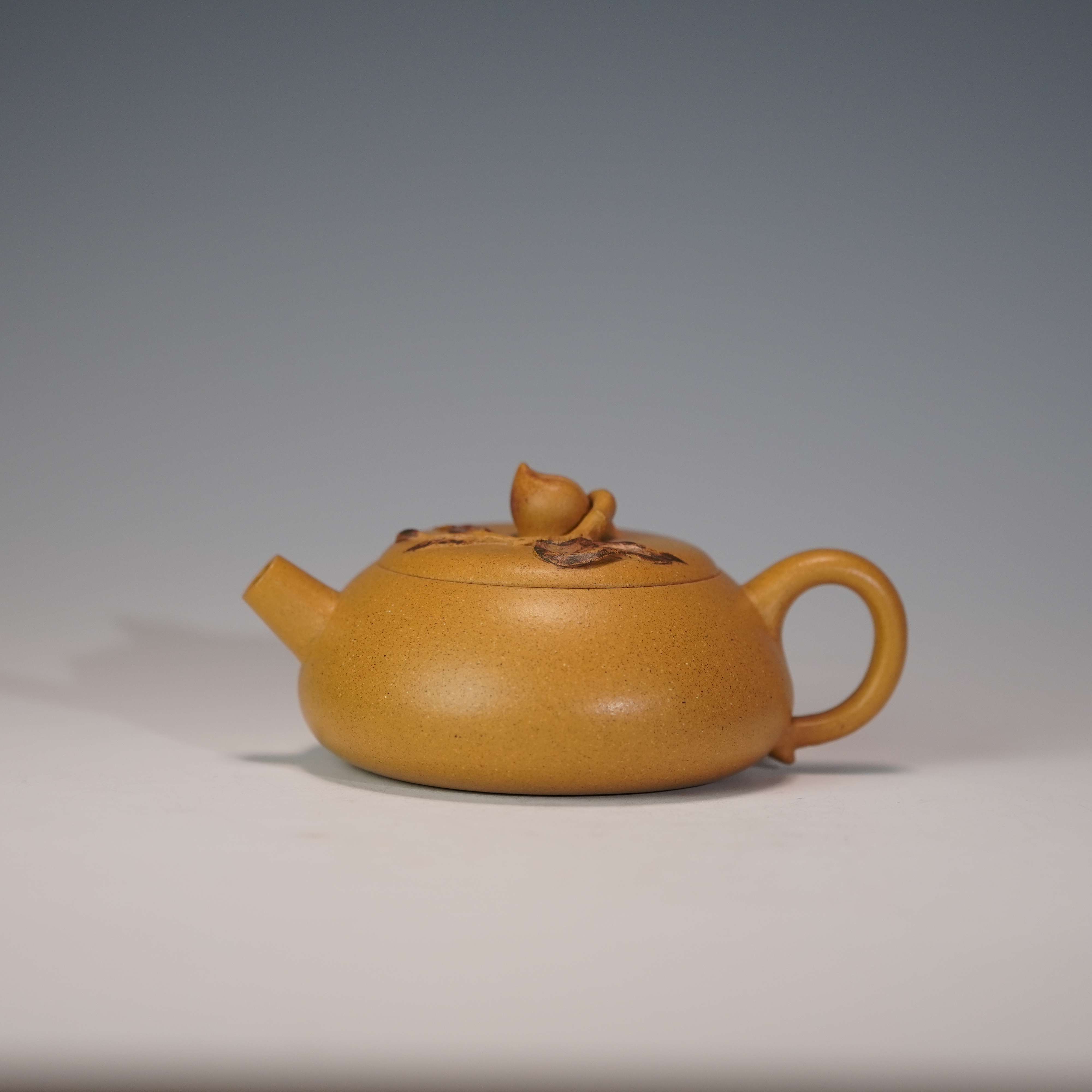 lot.21120 吴春蘭 黄金段寿桃壶 130cc