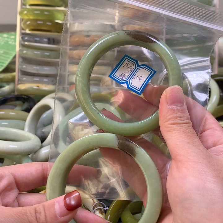 蛇纹石玉手镯未镶嵌巴****g