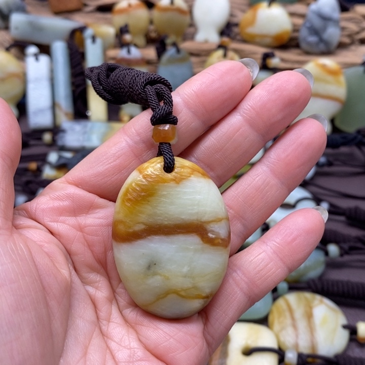 蛇纹石玉未镶嵌颈饰