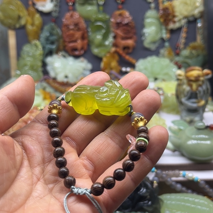 蛇纹石玉未镶嵌颈饰