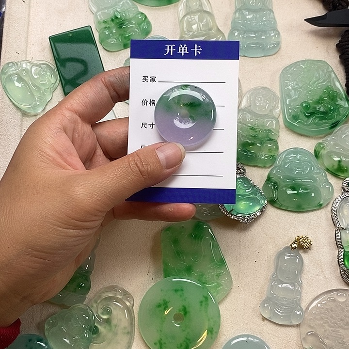 ****人翡翠未镶嵌颈饰平安扣