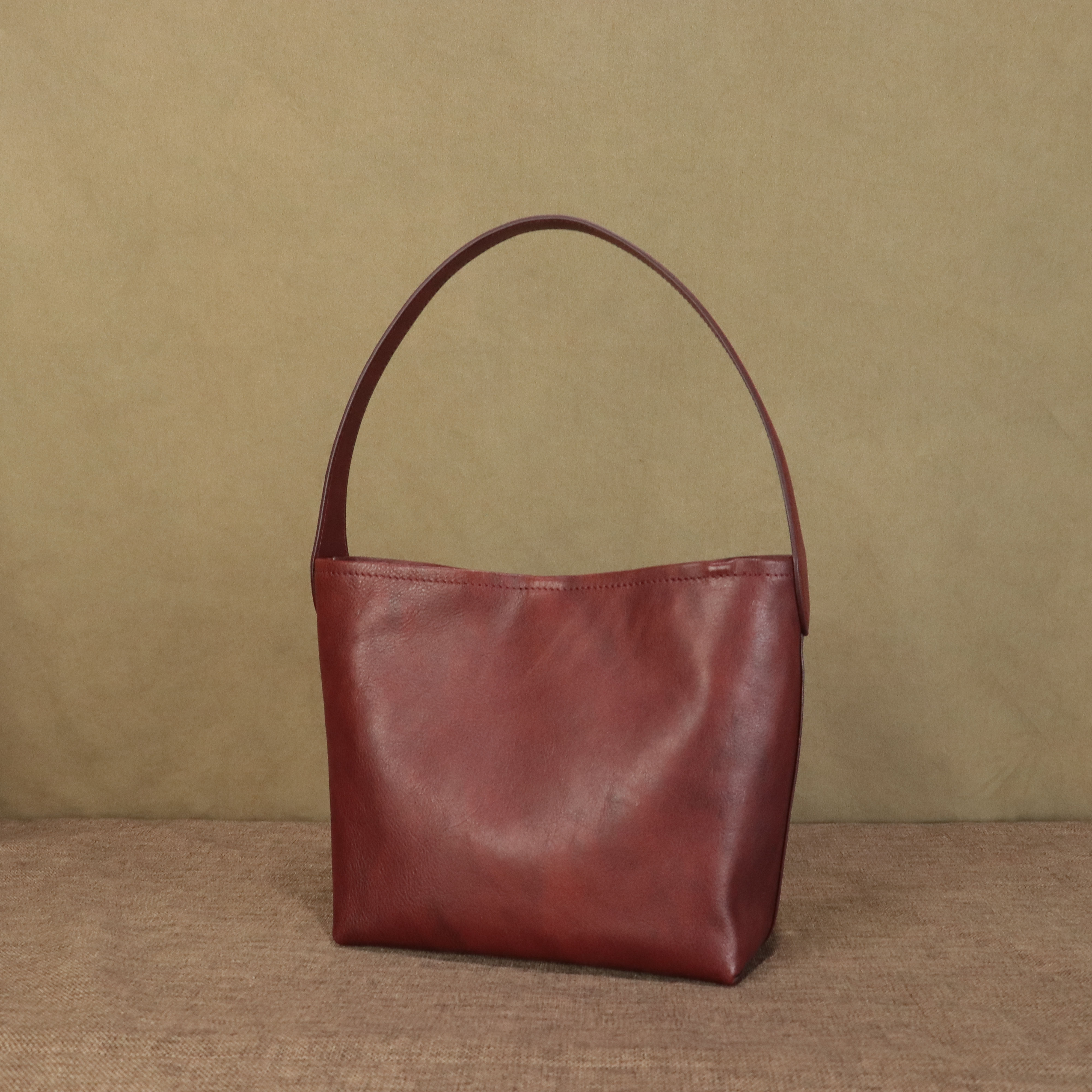 头层植鞣牛皮真皮女士大包包单肩斜跨手提复古休闲纯色字母托特包