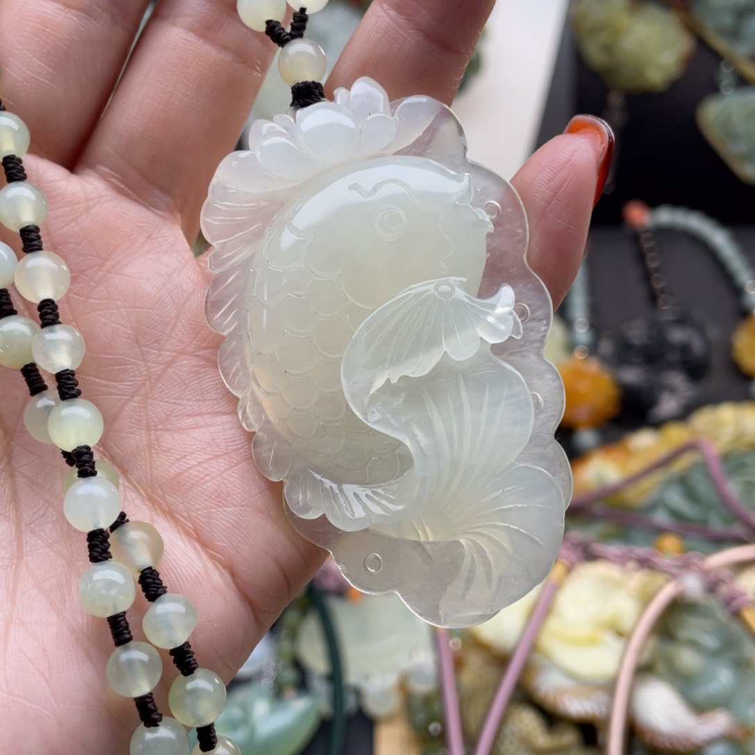 蛇纹石玉颈饰未镶嵌