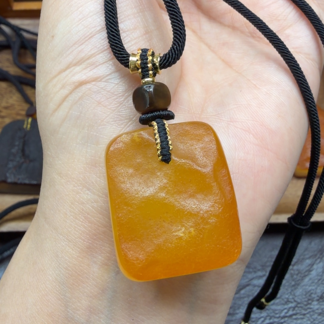 琥珀未镶嵌吊坠(赠链)