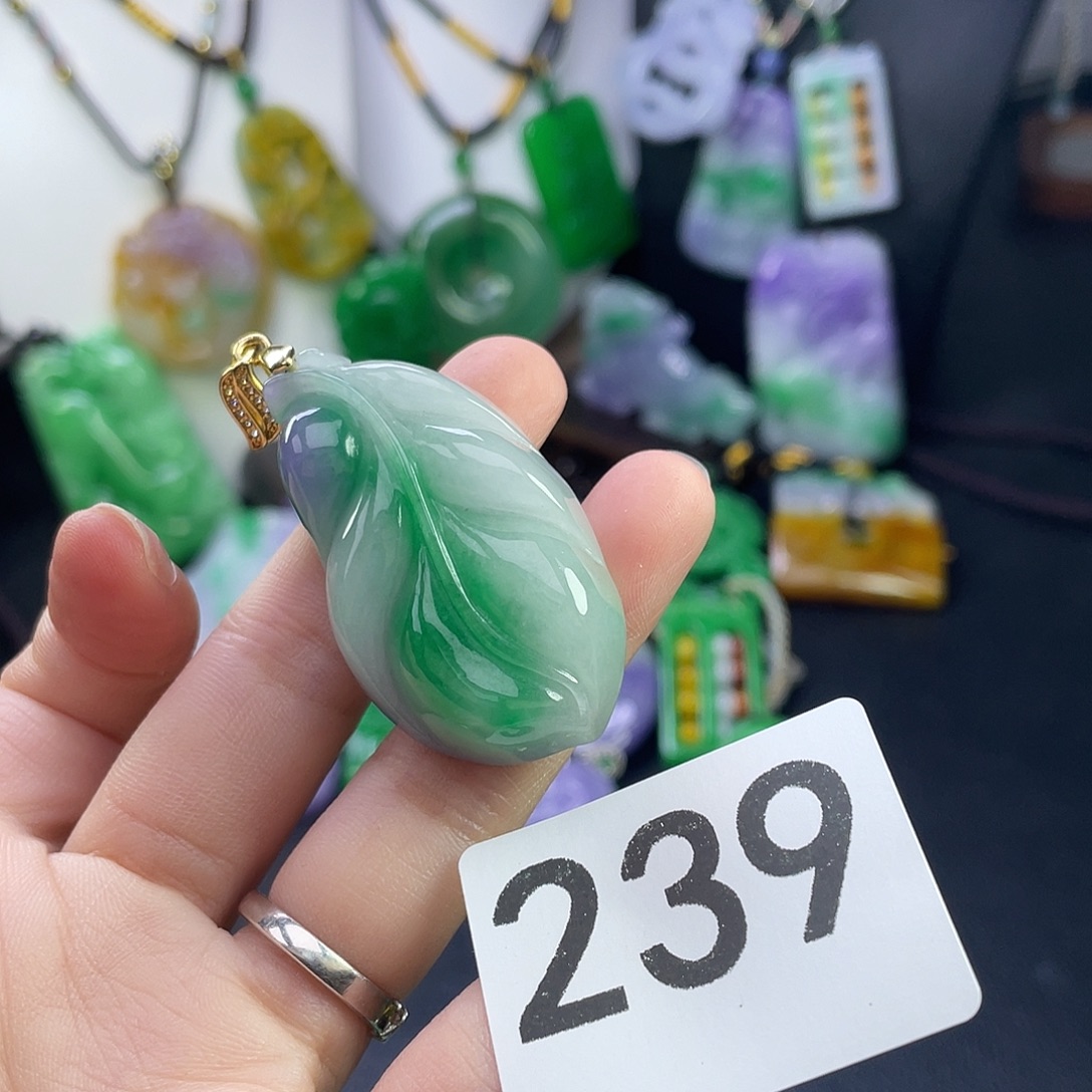 翡翠未镶嵌吊坠(赠链)