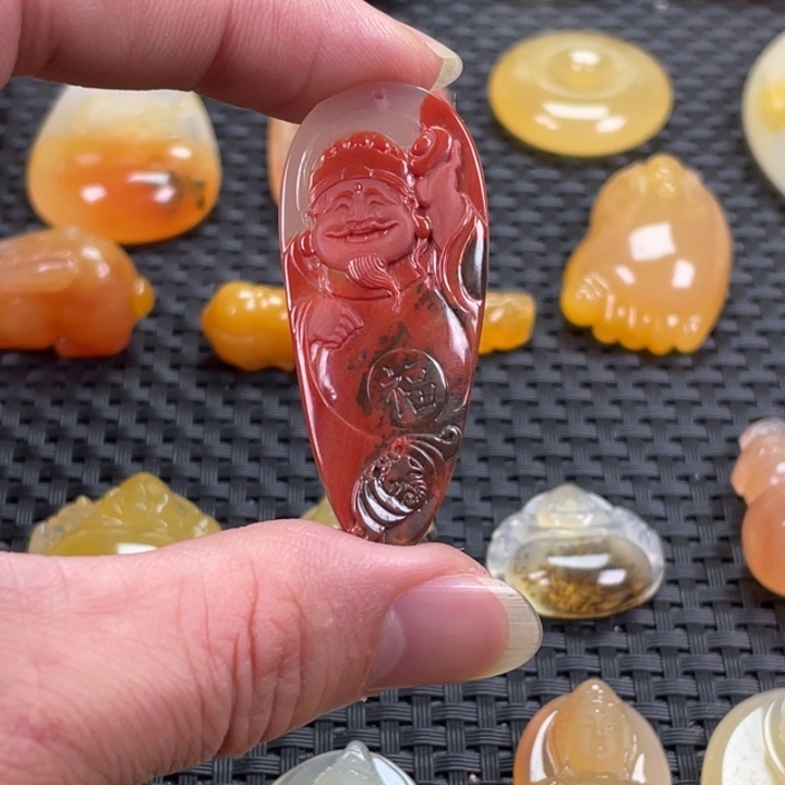 来***财石英质玉（黄龙玉）未镶嵌颈饰