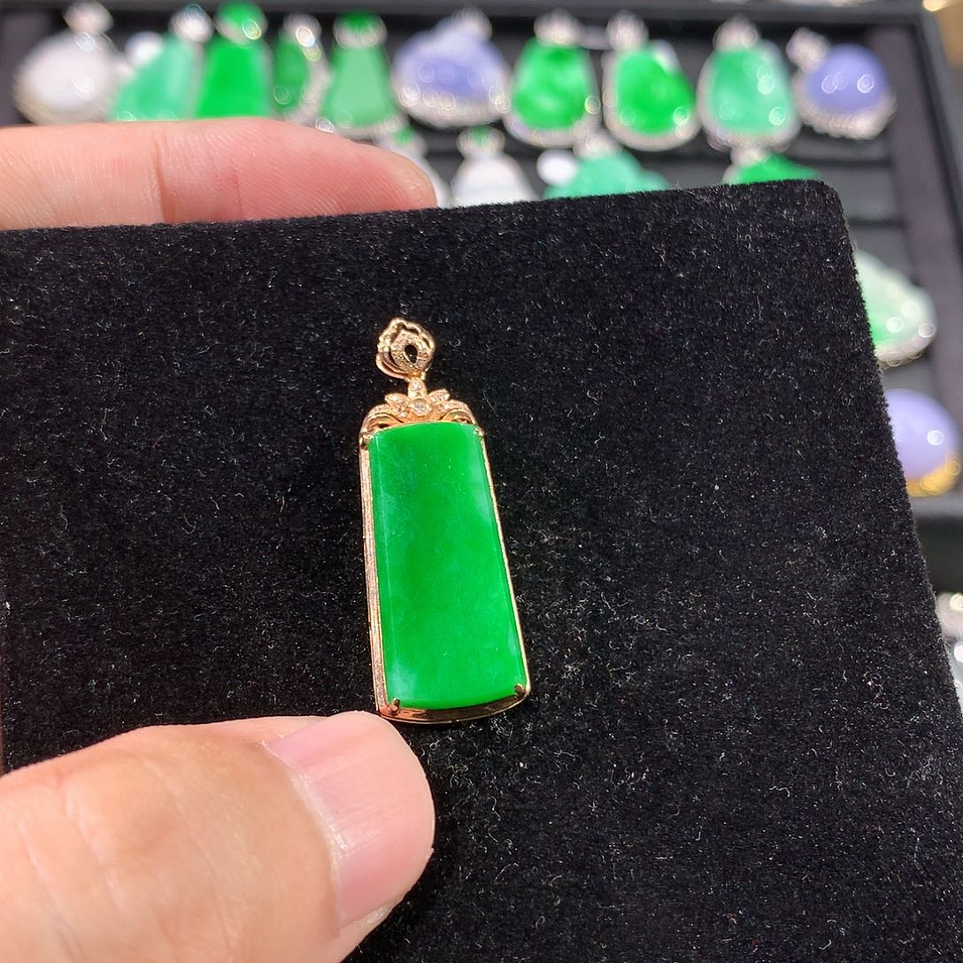 翡翠18K金镶嵌颈饰