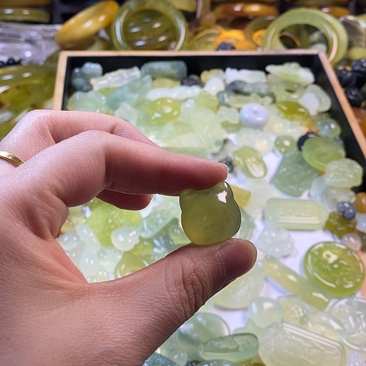 蛇纹石玉未镶嵌颈饰