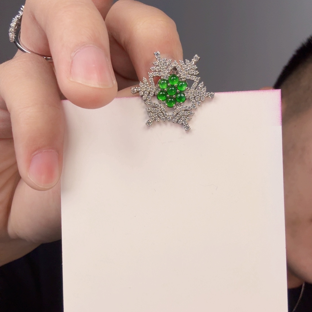 翡翠颈饰足银镶嵌一件