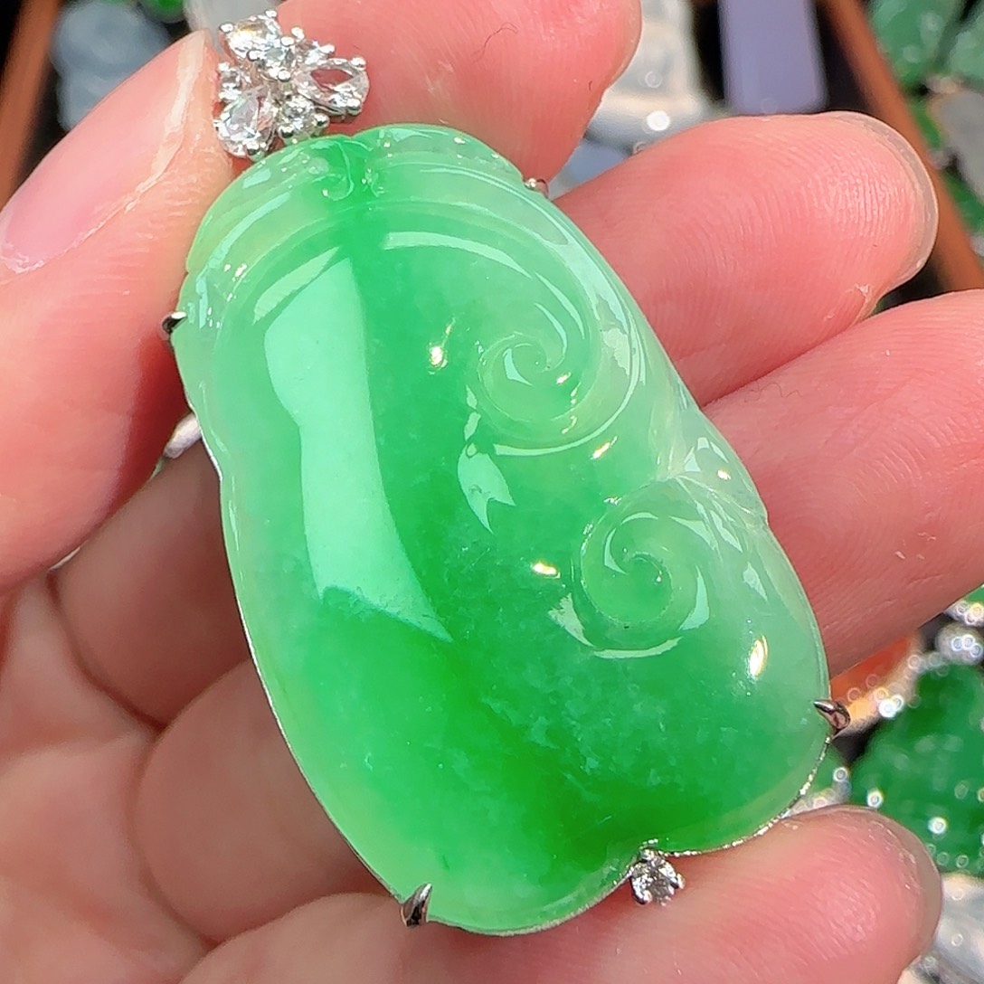 翡翠颈饰18K金镶嵌飘绿大如意