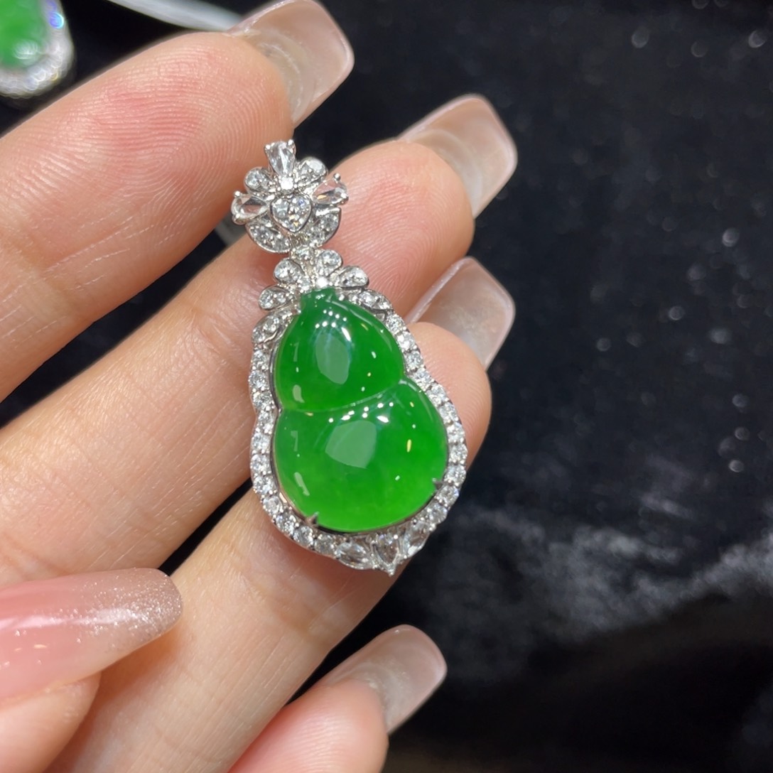 翡翠颈饰18K金镶嵌天然缅甸翡翠