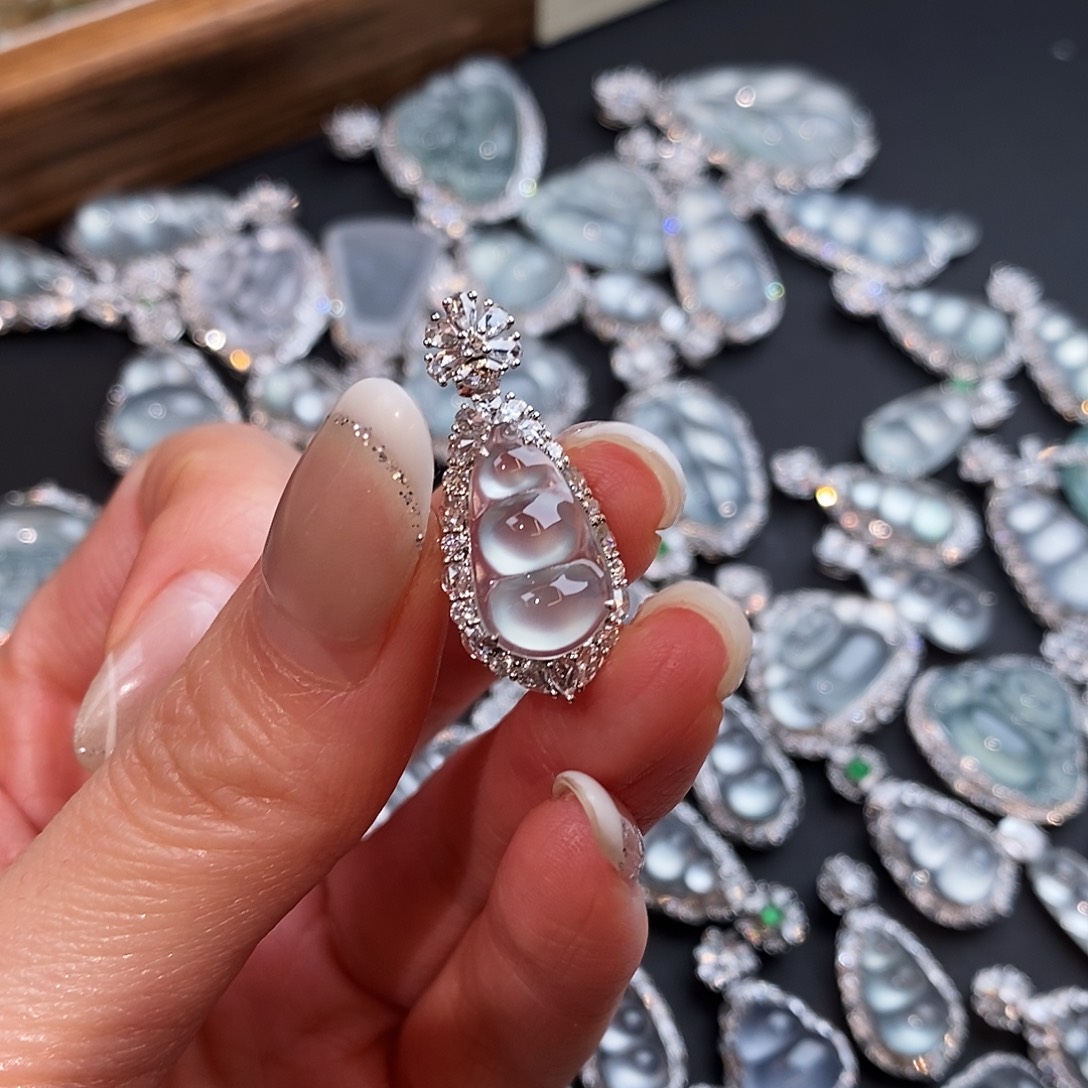 陈***饼翡翠18K金镶嵌吊坠(赠链)