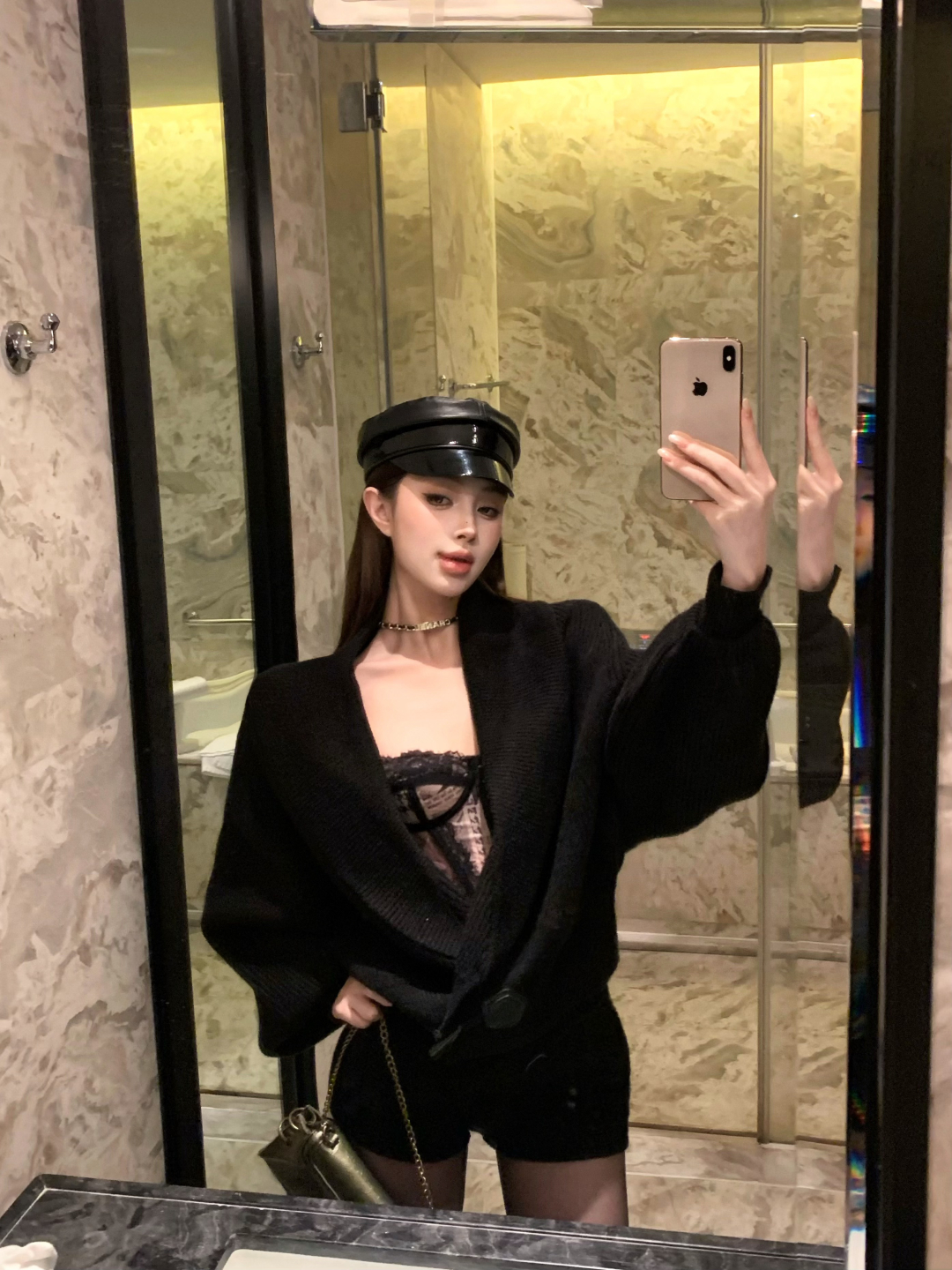  牛角扣灯笼袖宽松黑毛衫+复古粗针艺术绞花高弹修身短裤