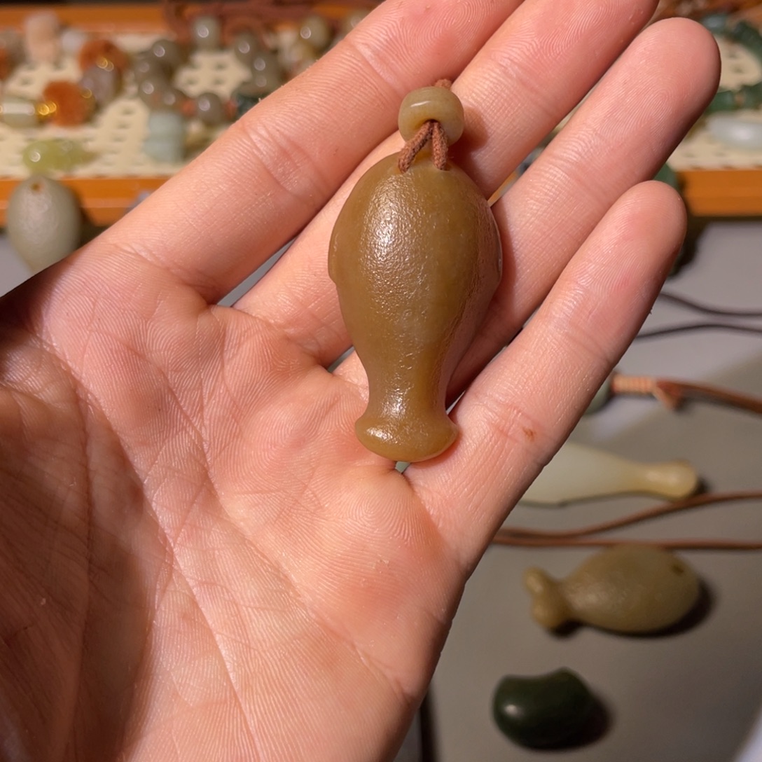 •***鱼和田玉未镶嵌颈饰