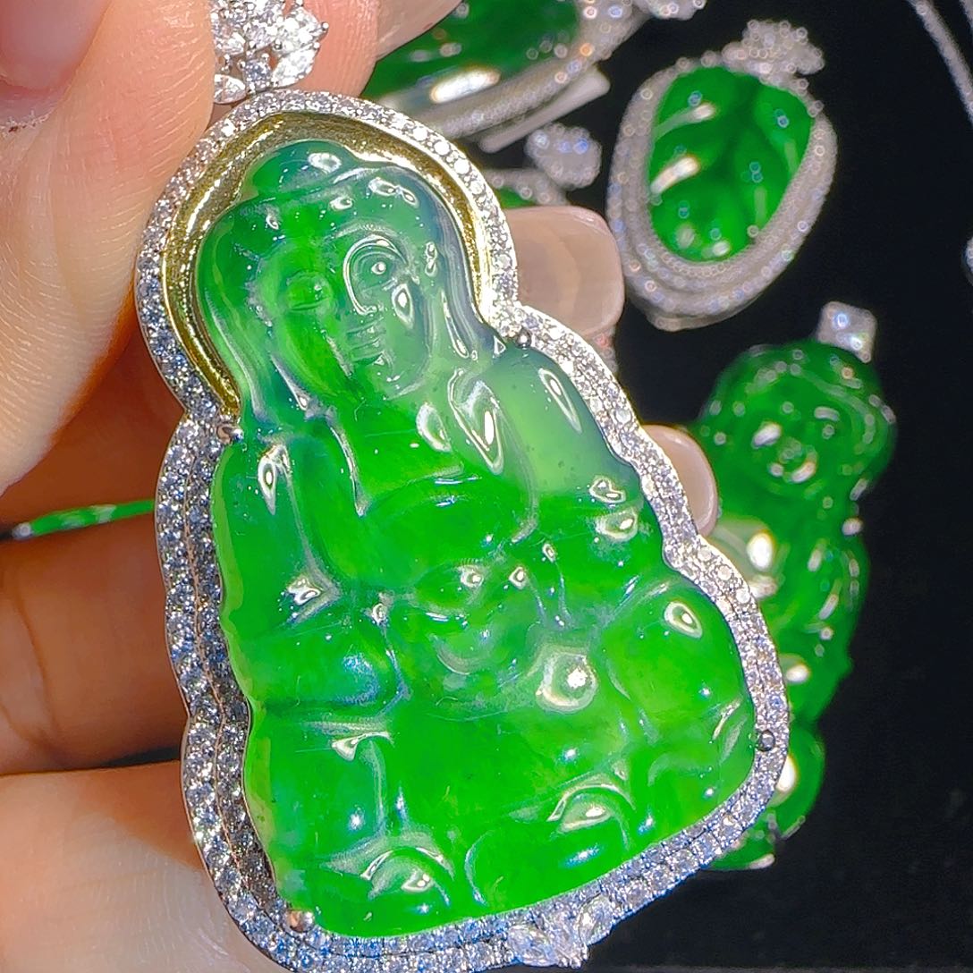 翡翠吊坠(赠链)未镶嵌