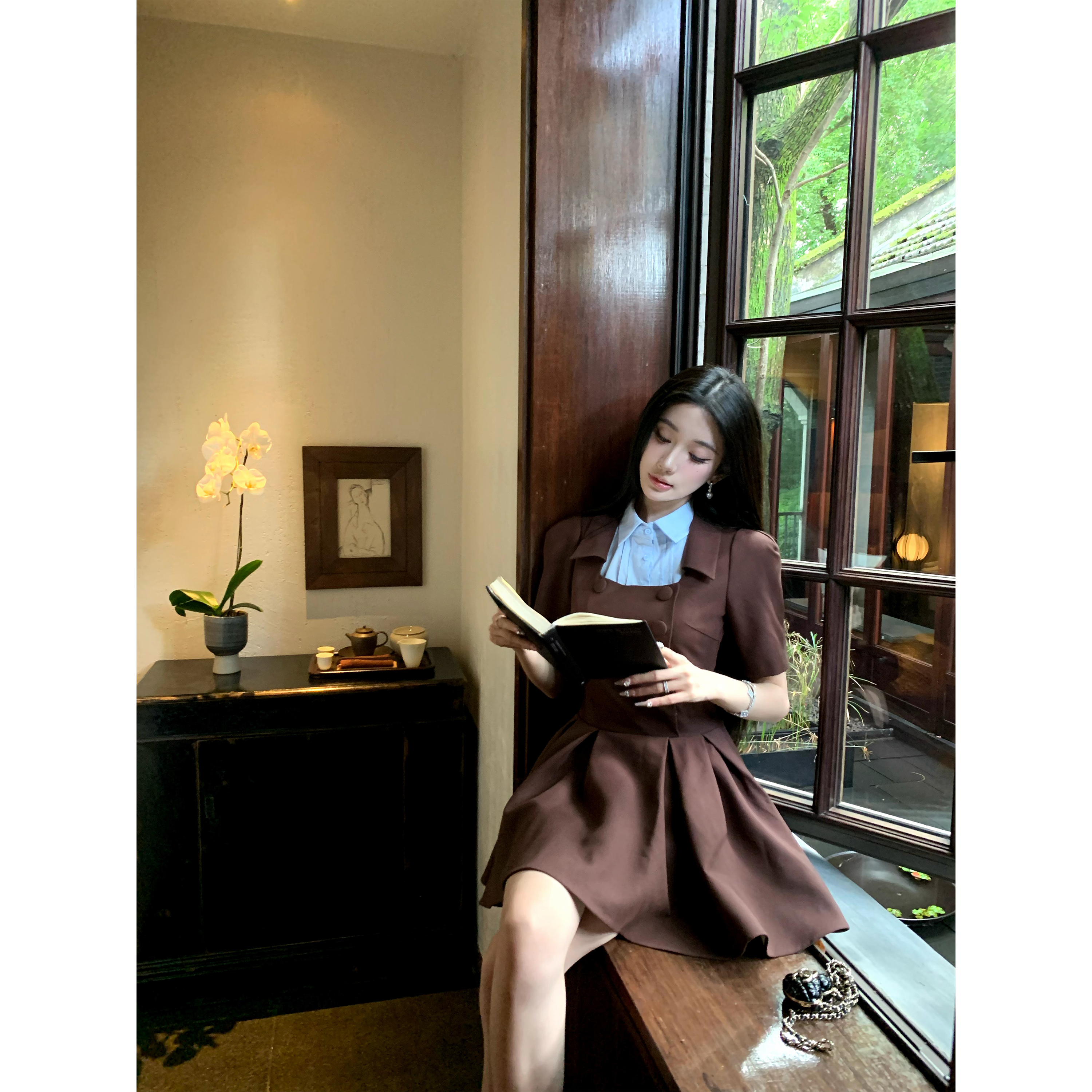 Barb Chill 早秋赫本风设计感撞色假领连衣裙气质显瘦收腰A字短裙