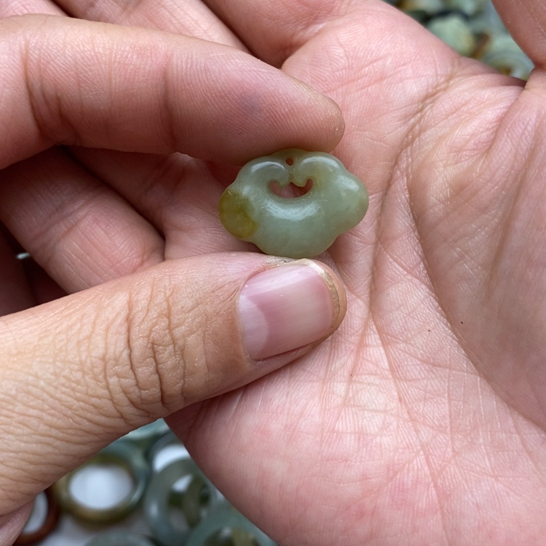 岫玉纯天然岫玉挂件戒指微瑕福利未镶嵌