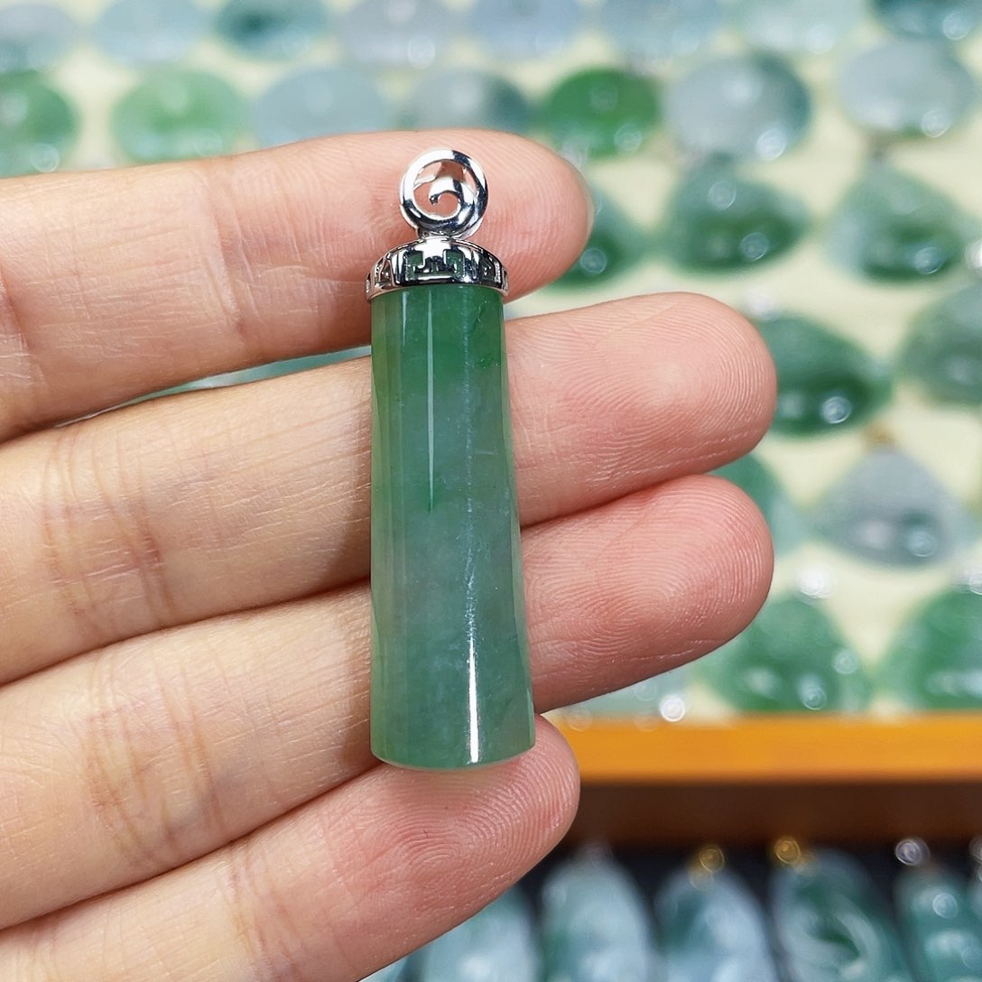 翡翠颈饰18K金镶嵌吊坠