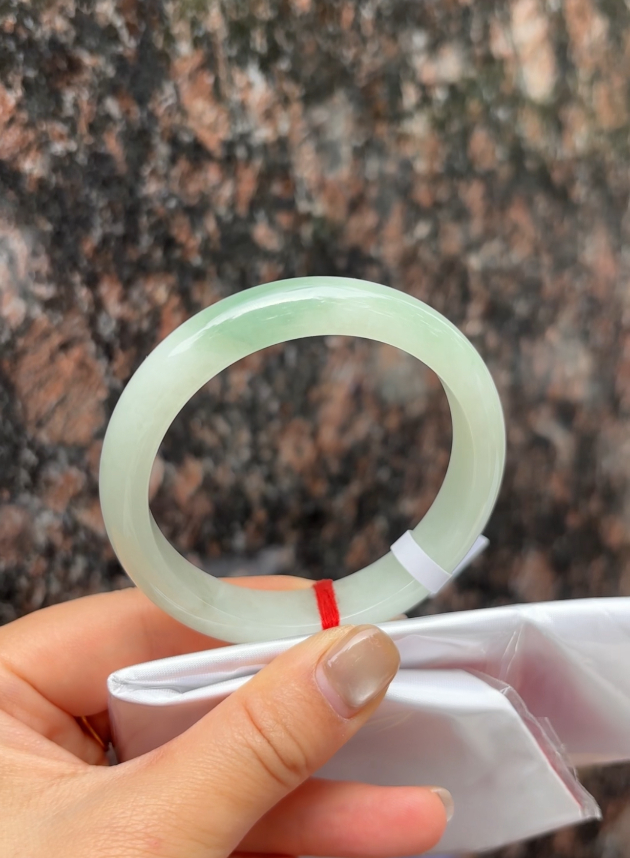 XZ（上新）细腻淡甜绿正圈五十六点二圈翡翠a货手镯