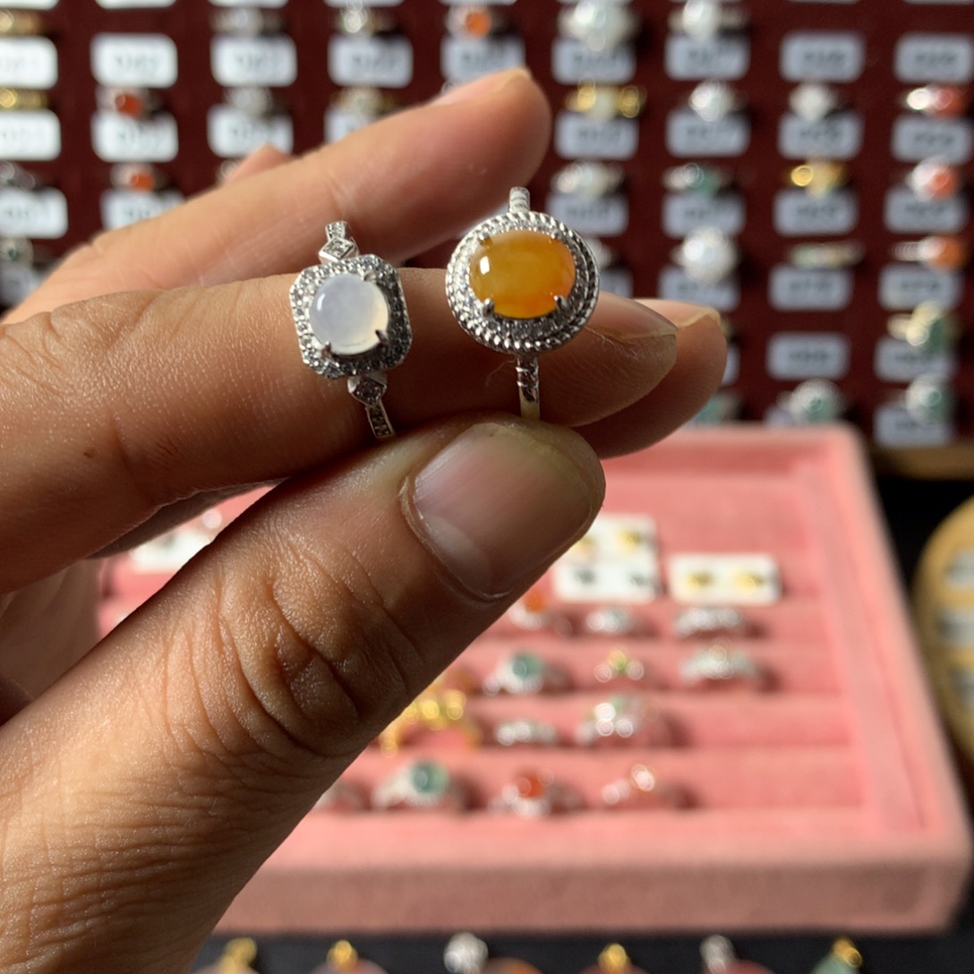 抱***了翡翠未镶嵌戒指09