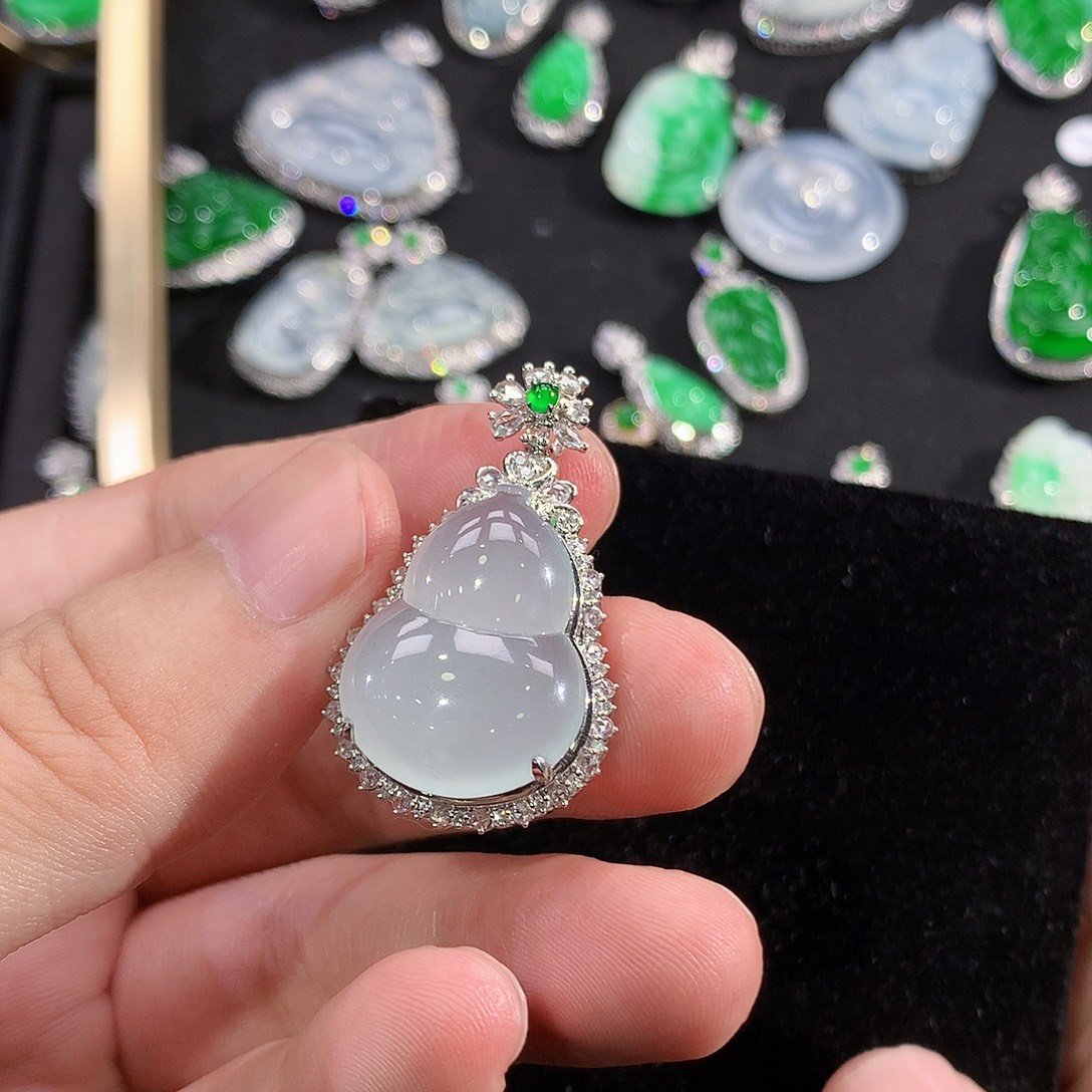 翡翠18K金镶嵌颈饰