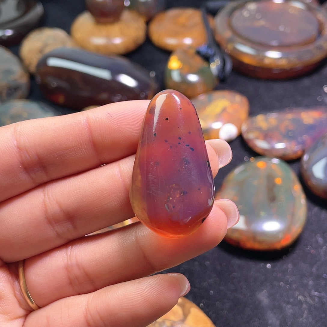 琥珀裸石未镶嵌？