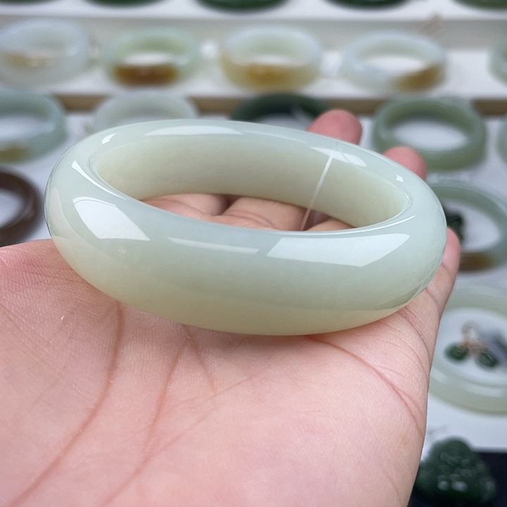 和田玉未镶嵌手镯