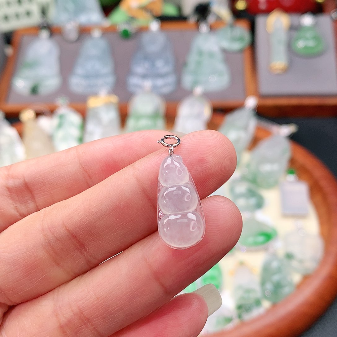 颈饰18K金镶嵌翡翠福豆