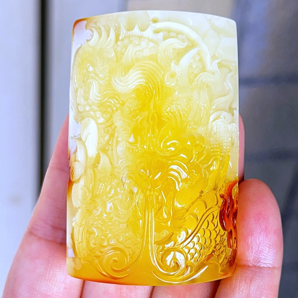 大师精雕金白蜡龙牌