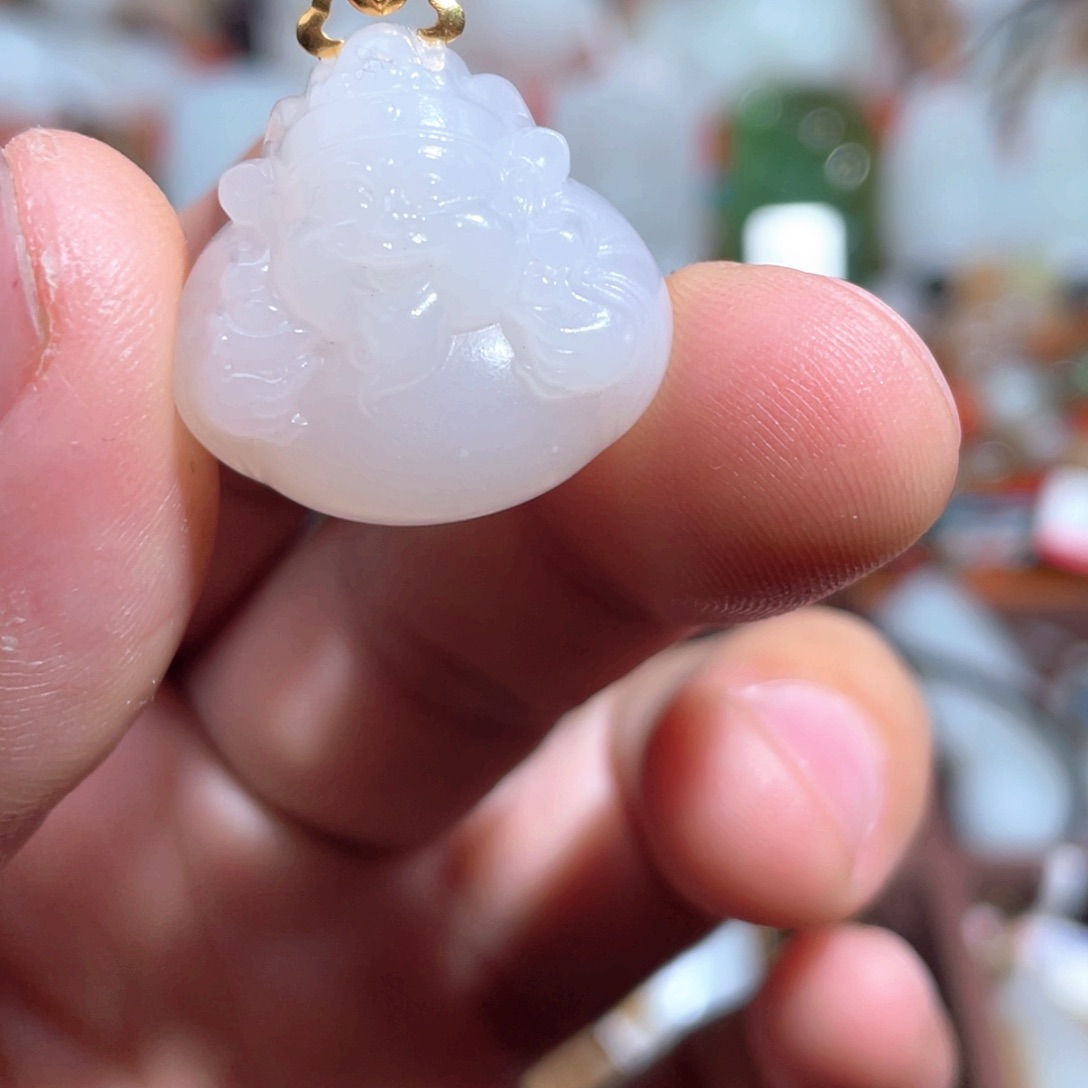 18K金镶嵌和田玉挂件