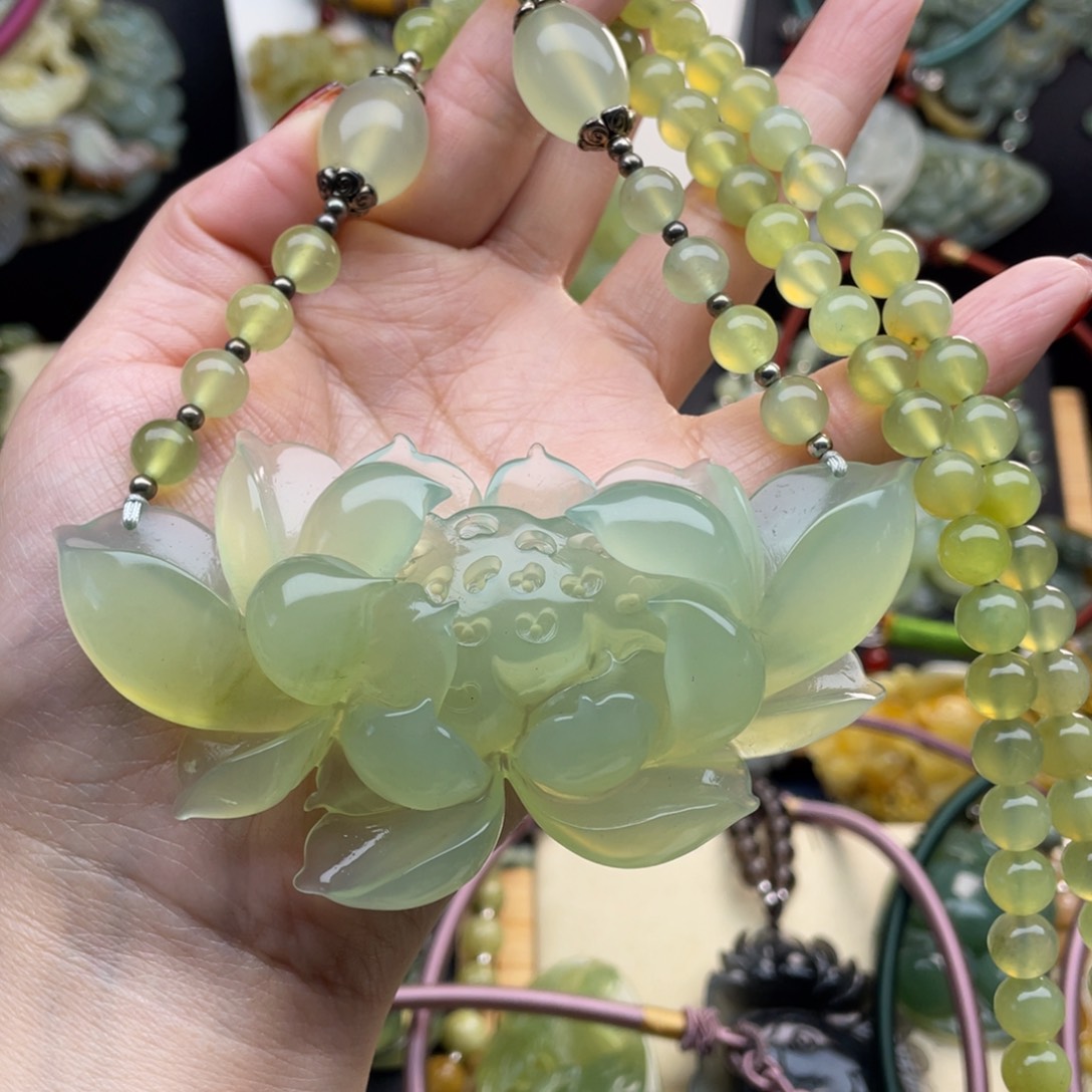 蛇纹石玉颈饰未镶嵌