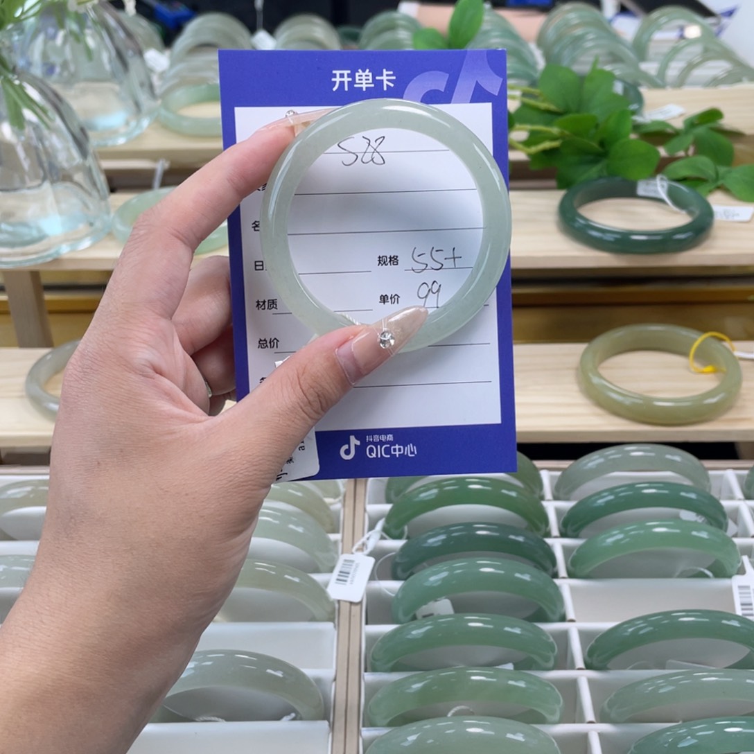 石英质玉手镯未镶嵌香*奶