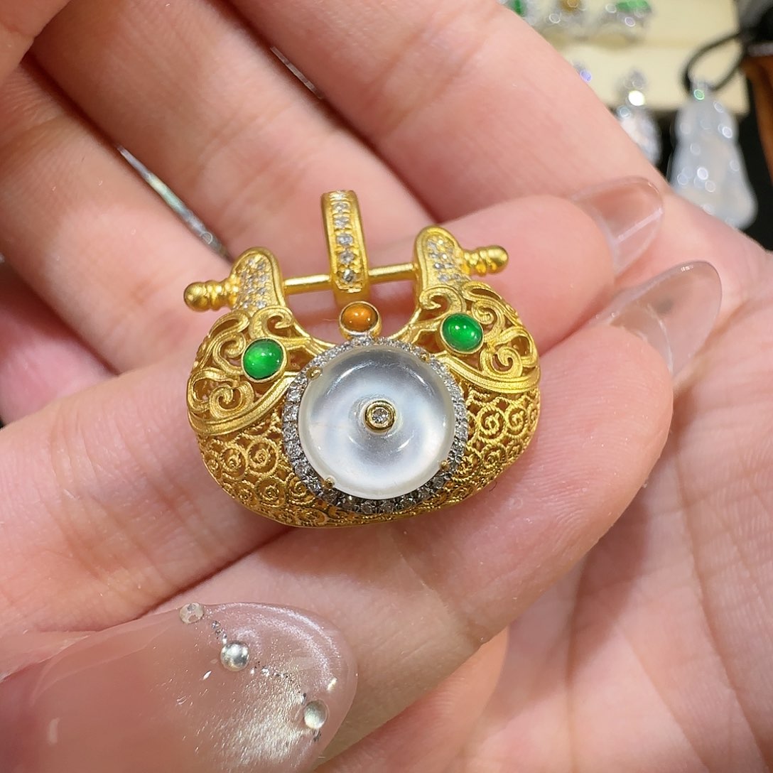 【闪购商品】颈饰18K金镶嵌翡翠