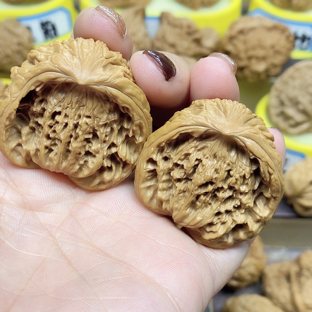 文玩核桃吊坠虎头蛇