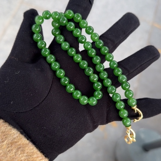 和田玉颈饰未镶嵌高冰俄罗斯冰辣阳绿卡8，小点