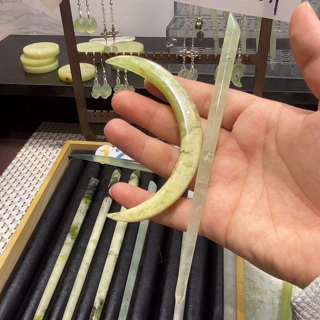 女***福蛇纹石玉合金发饰