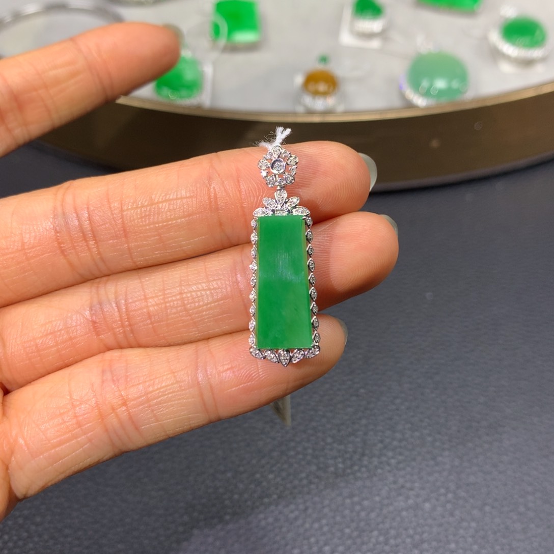 翡翠颈饰18K金镶嵌?*虹翡翠