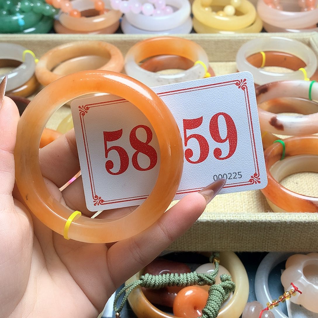 未镶嵌石英质玉（黄龙玉）手镯