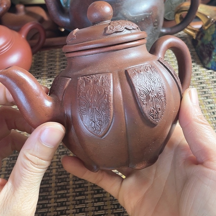 紫砂茶壶原矿泥料手工制作的紫砂壶。