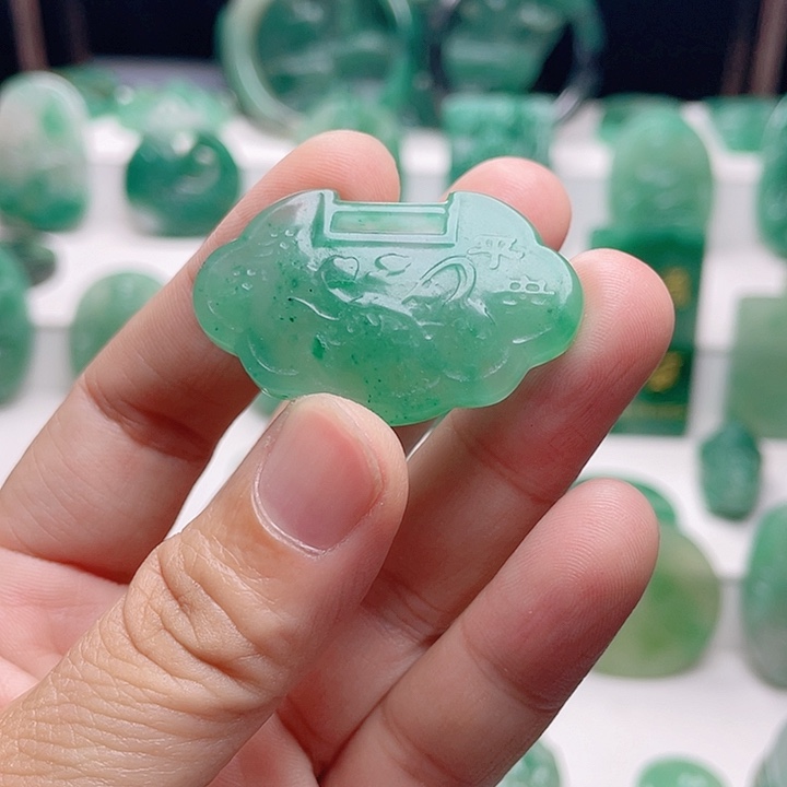 颈饰未镶嵌石英质玉