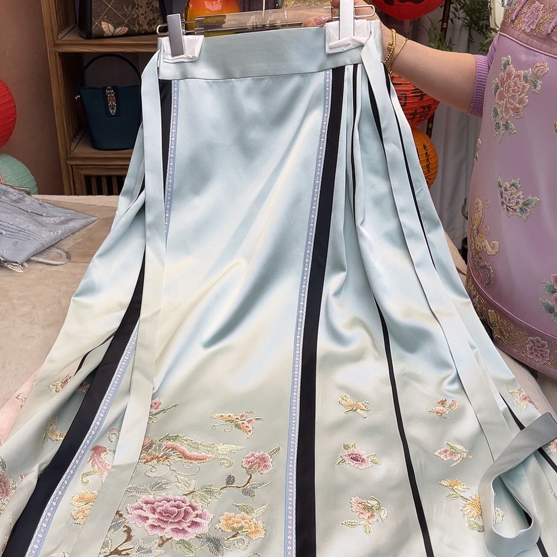 刺绣马面裙重工打籽绣