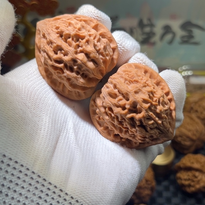 文玩核桃吊坠金牛