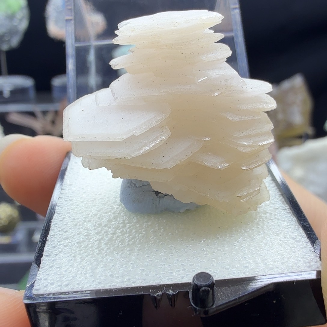 粉色千层方解原石