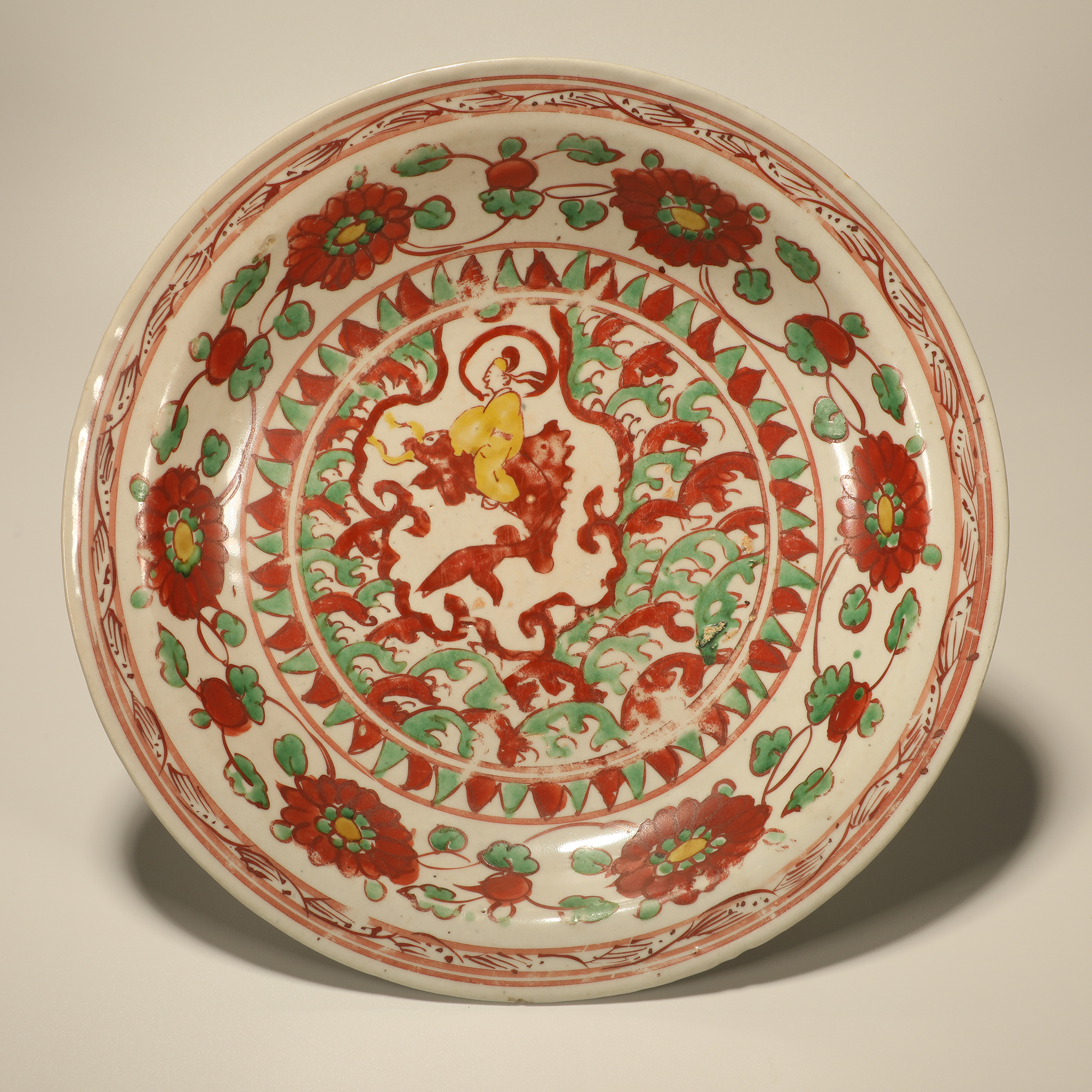 明中晚期 红绿彩琴高骑鲤图盘【古董拍卖】