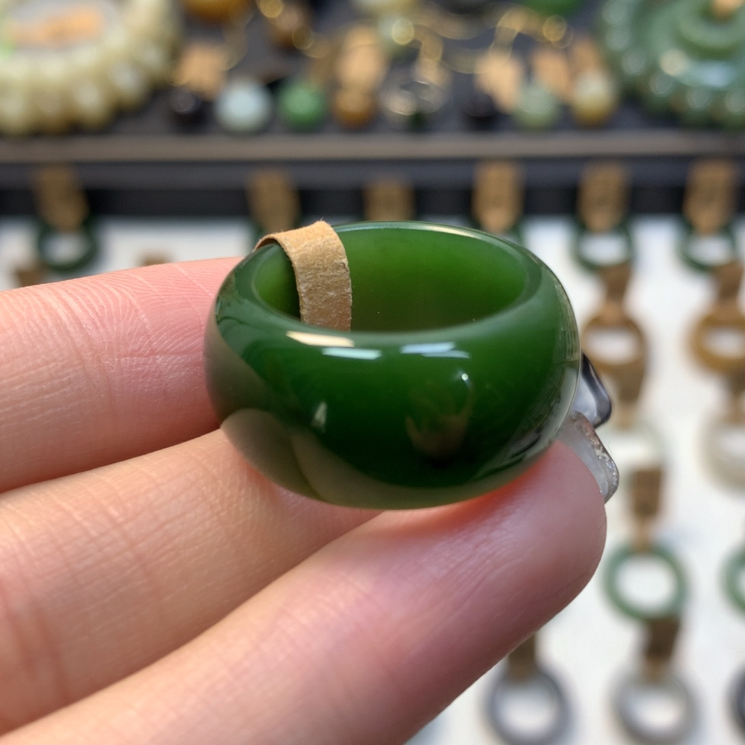 和田玉戒指未镶嵌碧玉俄7红皮帝王绿
