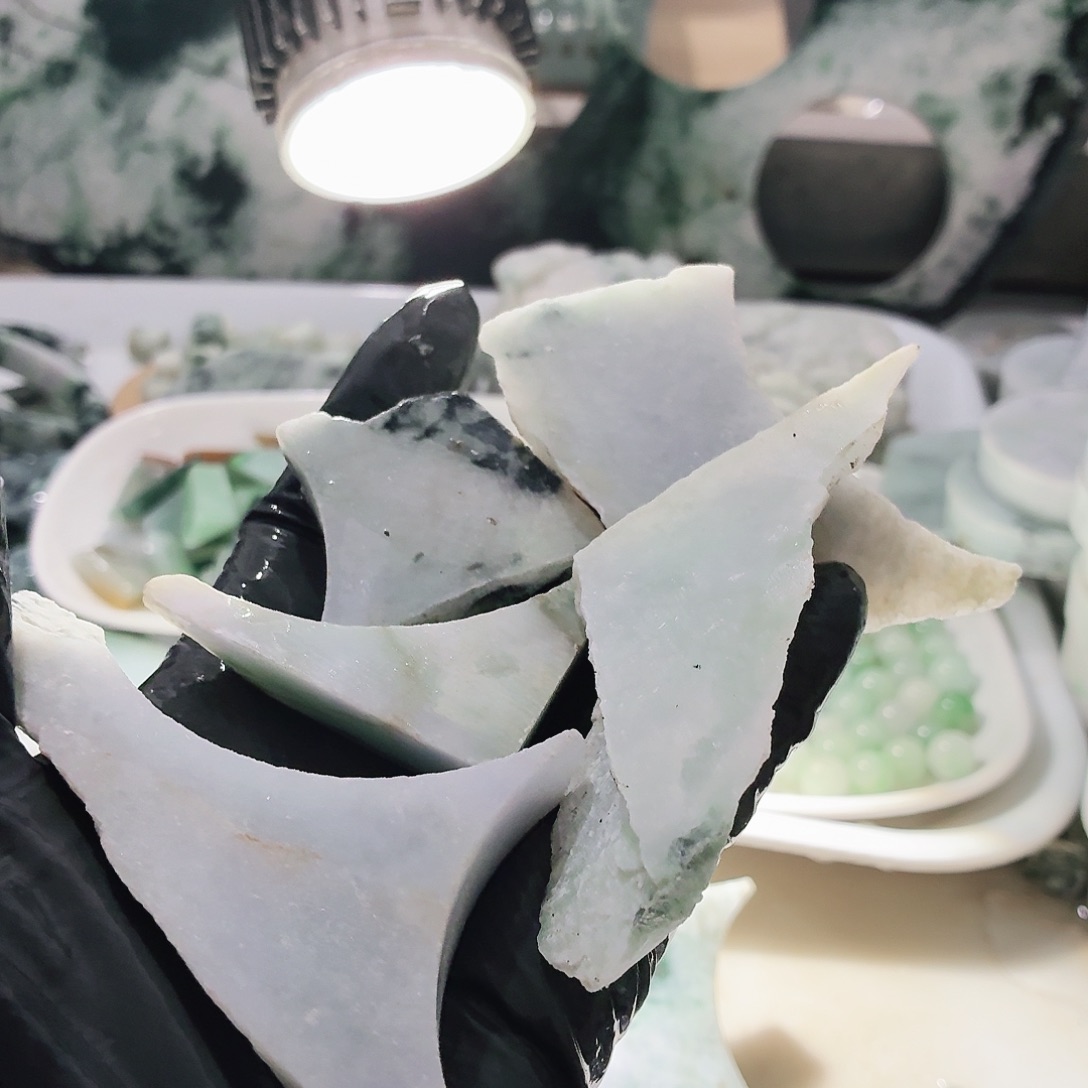 翡翠未镶嵌颈饰边角料