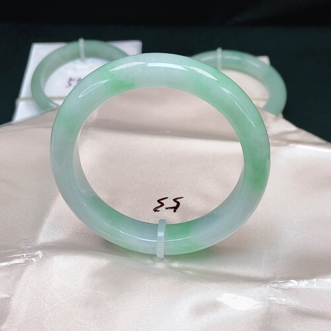 翡翠手镯未镶嵌正圈