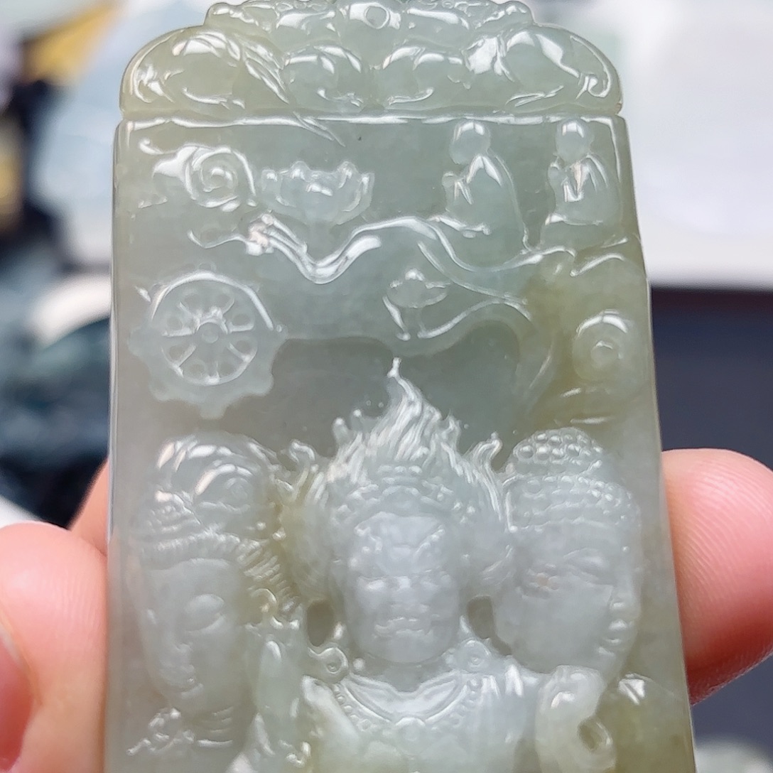 翡翠未镶嵌颈饰不动