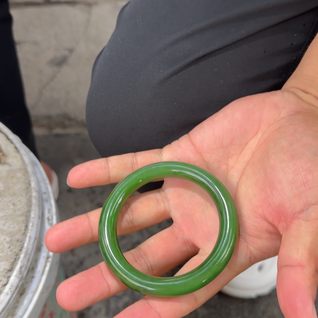 和田玉手镯未镶嵌俄碧夹层料粉绿猫