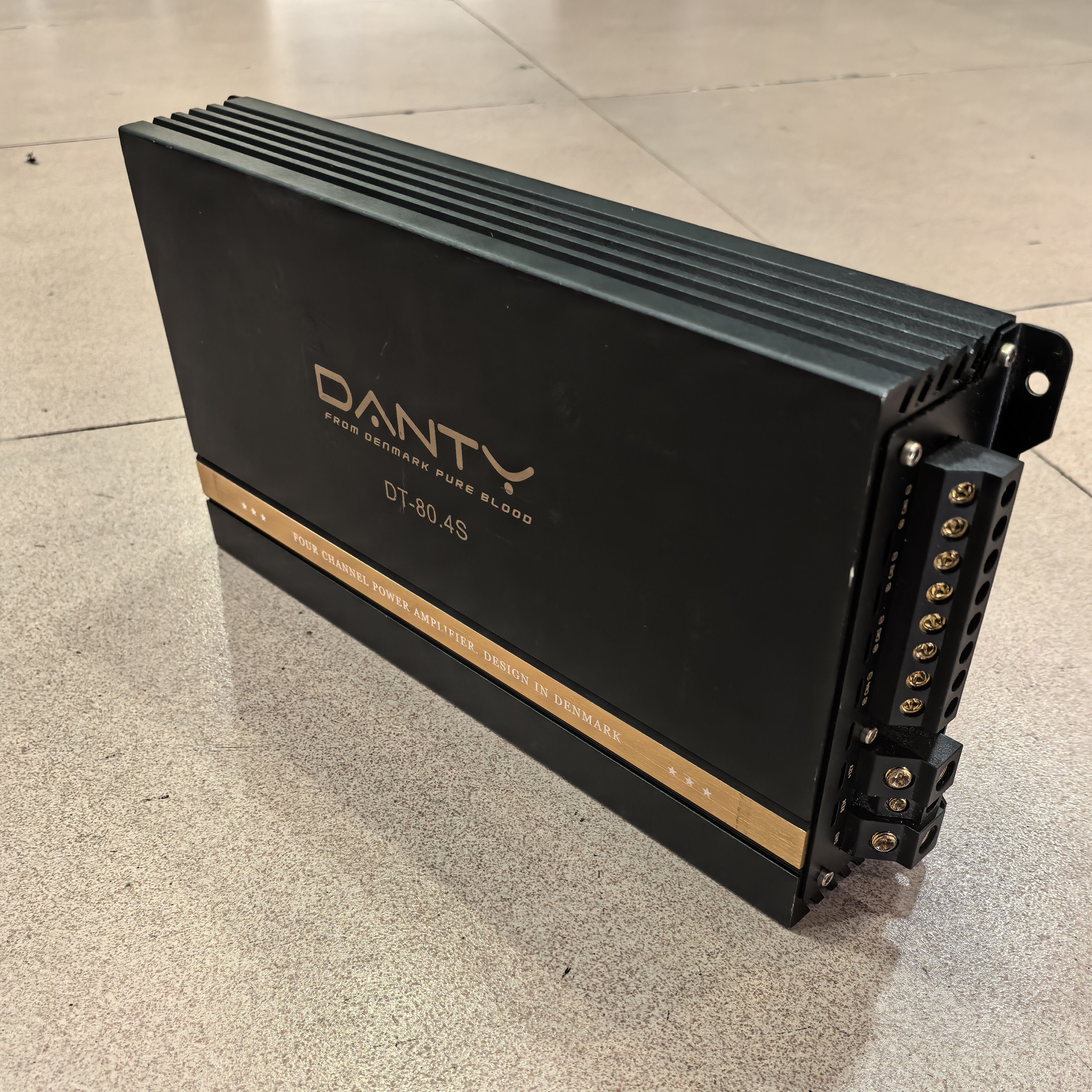 丹迪四路大功率功放，每路80瓦，没有线材，不包安装